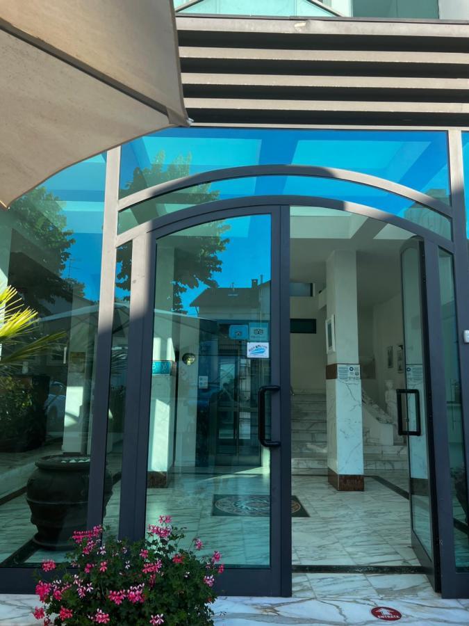 Hotel Trieste Riccione Luaran gambar